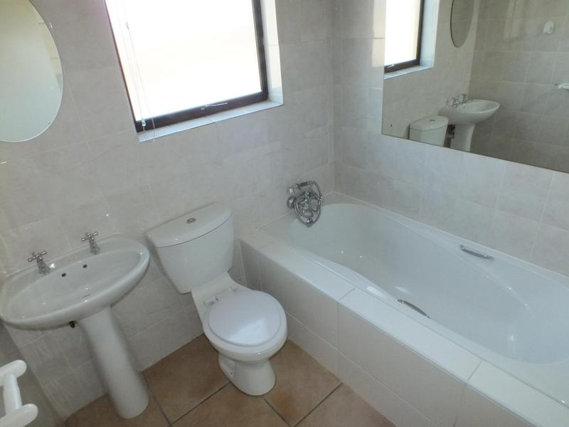 To Let 4 Bedroom Property for Rent in Van Riebeeckshof Western Cape